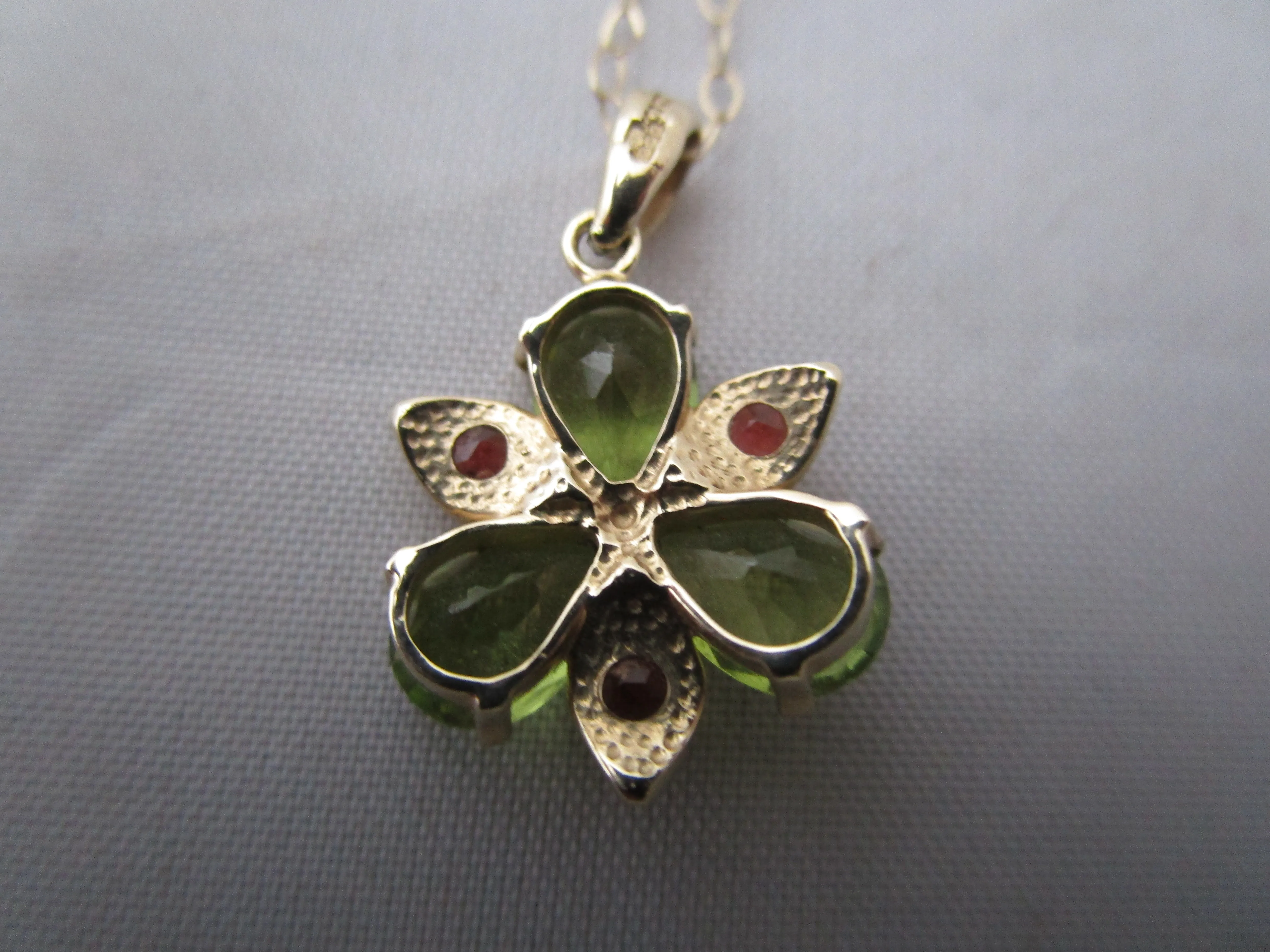 9k Gold Peridot And Garnet Flower Pendant Necklace Vintage c1980