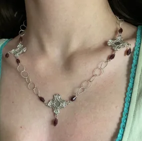 Dames Triple Necklace with Garnet